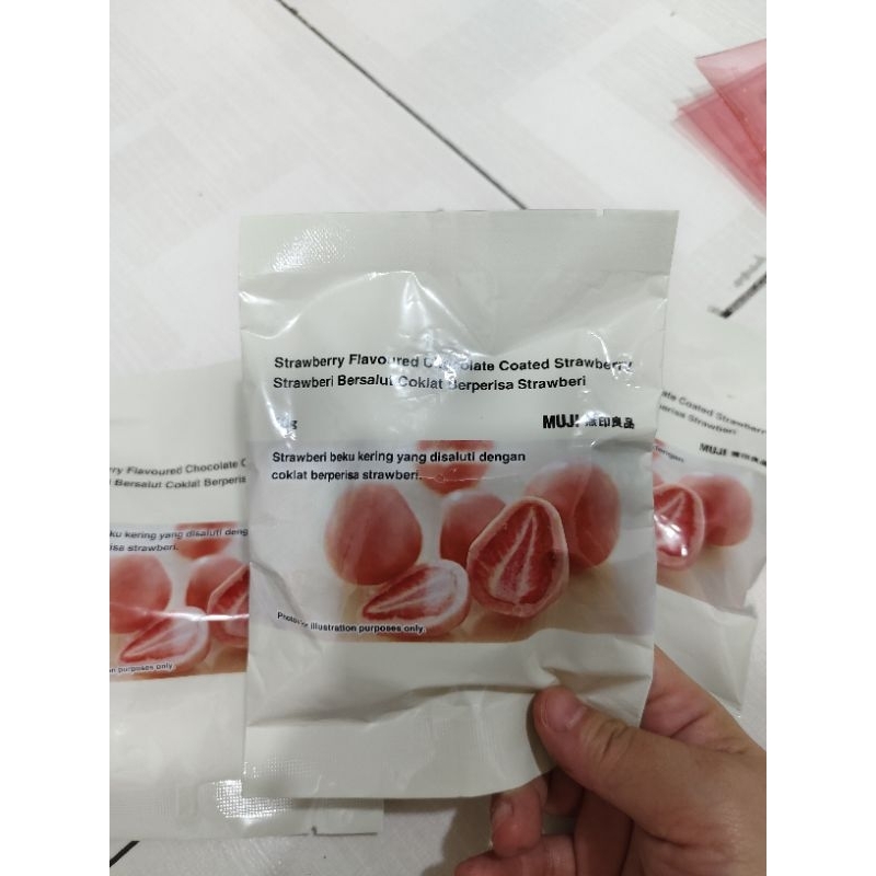 

Strawberry Chocolate Coated Strawberry Muji Import 50 gr