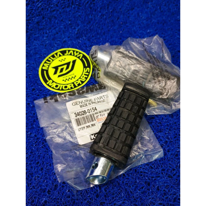 KARET STEP FOOTSTEP BELAKANG KANAN ATAU STEP RR RH KAWASAKI NINJA R SS ORIGINAL KAWASAKI