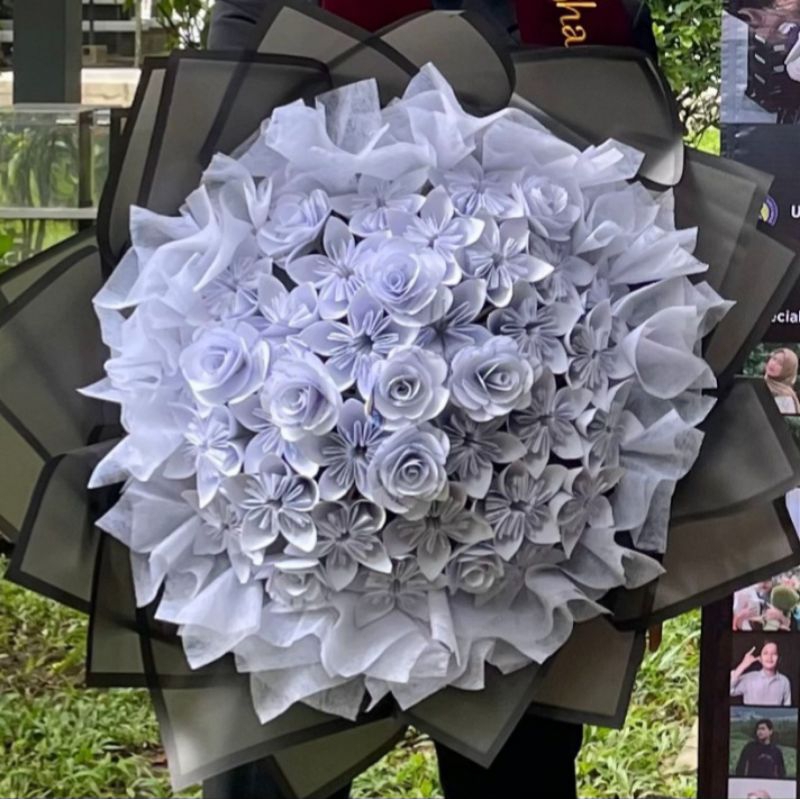 

Buket dari Kertas Skripsi Ukuran Sedang