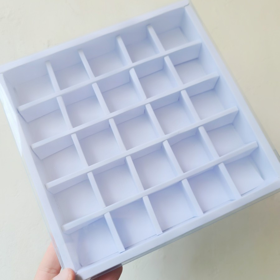 

Box Mika 21.5x21.5x3.5 Dus Nastar Lebaran Putih Sekat 25