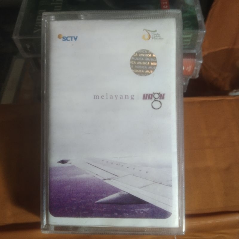 kaset pita ungu - melayang