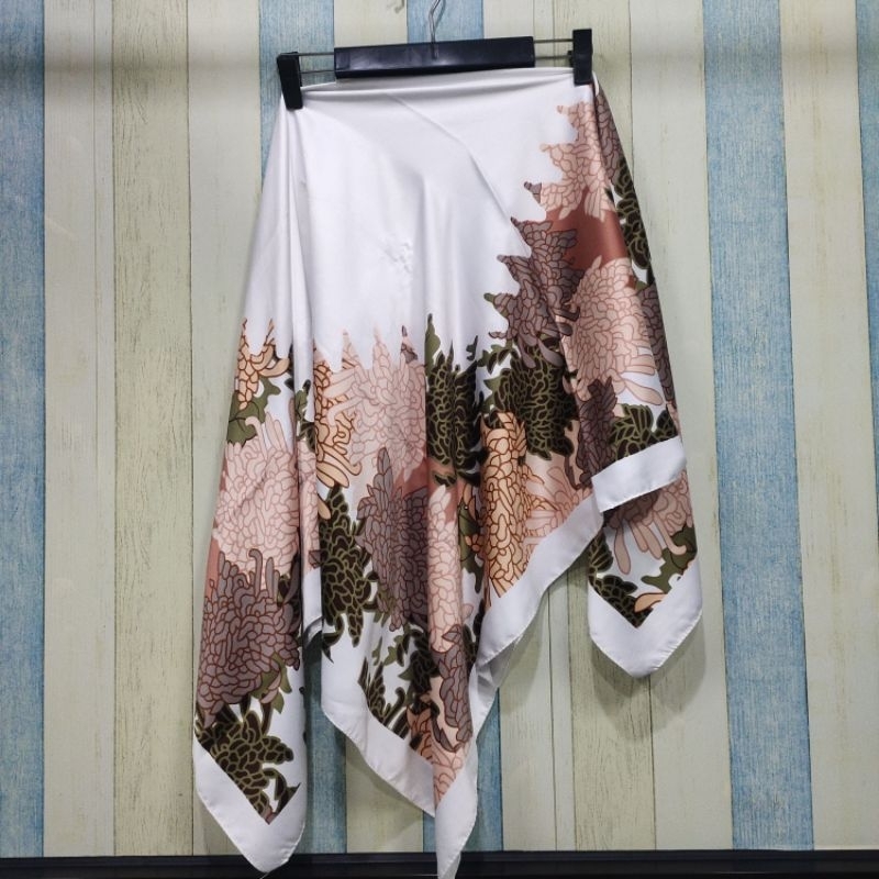 Hijab Putih Motif Umama Velvet - Hijab Preloved