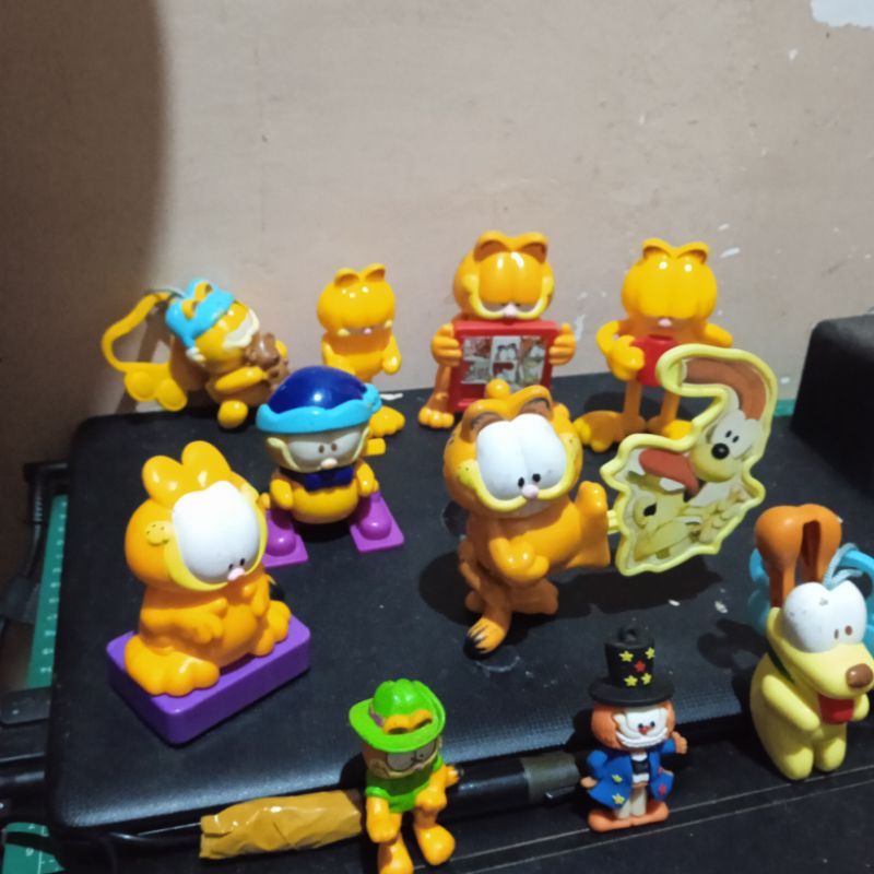 spacial garfield toys happy meal chaki dll