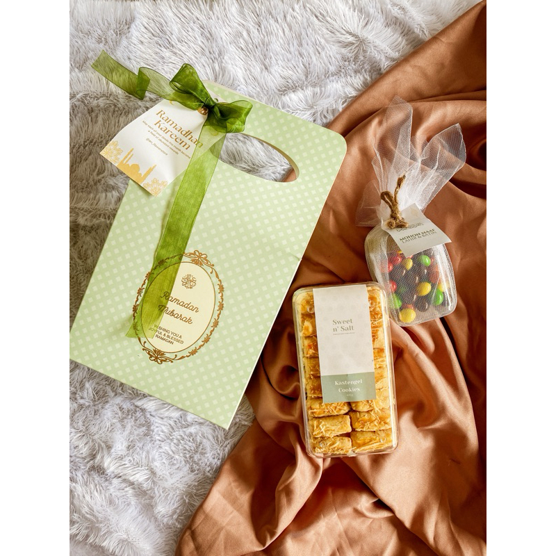 

Hamper kue kering dan coklat Hadiah Parcel Lebaran