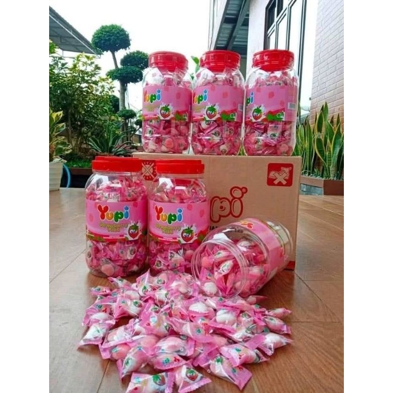 

PERMEN YUPI STRAWBERRY KISS JAR 300GR 1 TOPLES/YUPI TOPLES