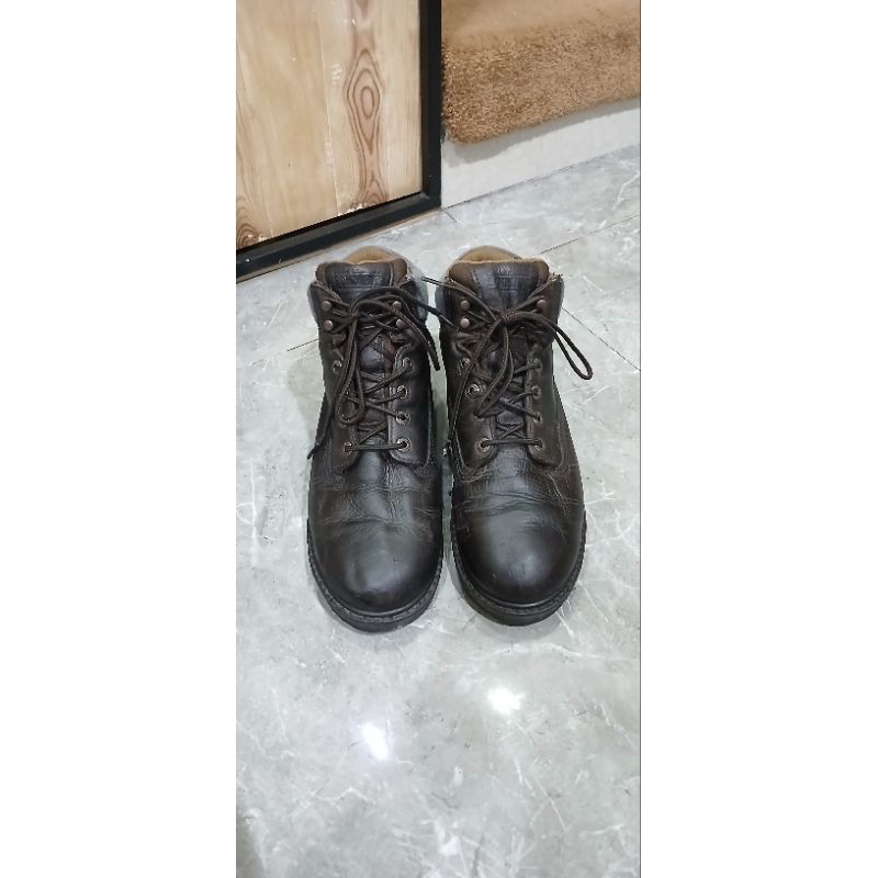 Sepatu boot second. Sepatu boot preloved. Sepatu boot bekas. Sepatu kulit second. Sepatu kulit prelo