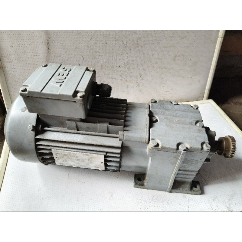 AC Motor Gearbox 3 Phase. 230/400V. 0.55Kw. Ratio 1:15