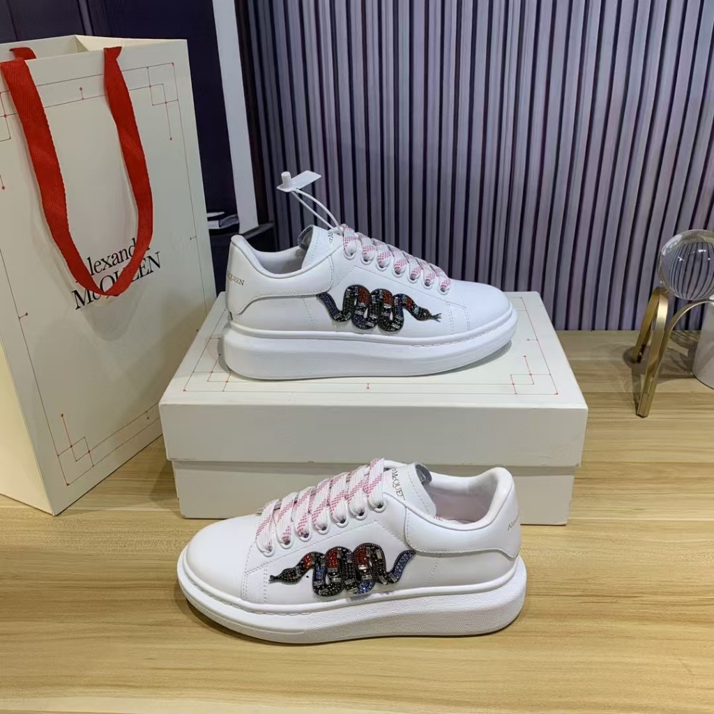 Alexander McQUEEN fashionable and versatile white shoes