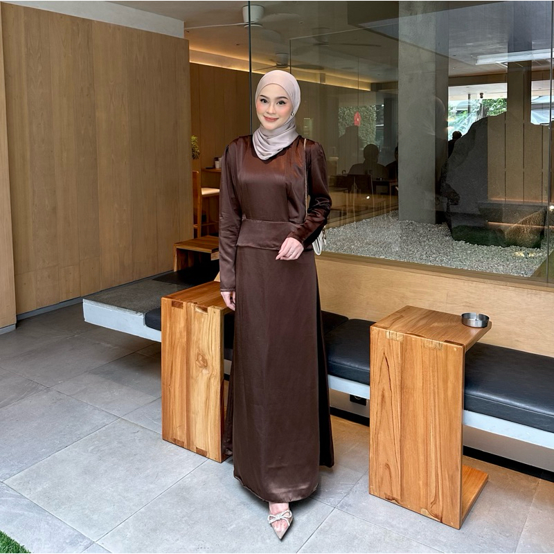 Lynne Dress By Herstillglam |Dress lebaran |Dress satin |Dress Silk |Dress coklat |Dress Coklat maho