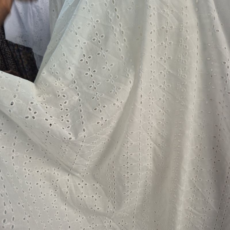 kain katun bordir bolong warna bw/ putih tulang garment import-harga/0,5 m