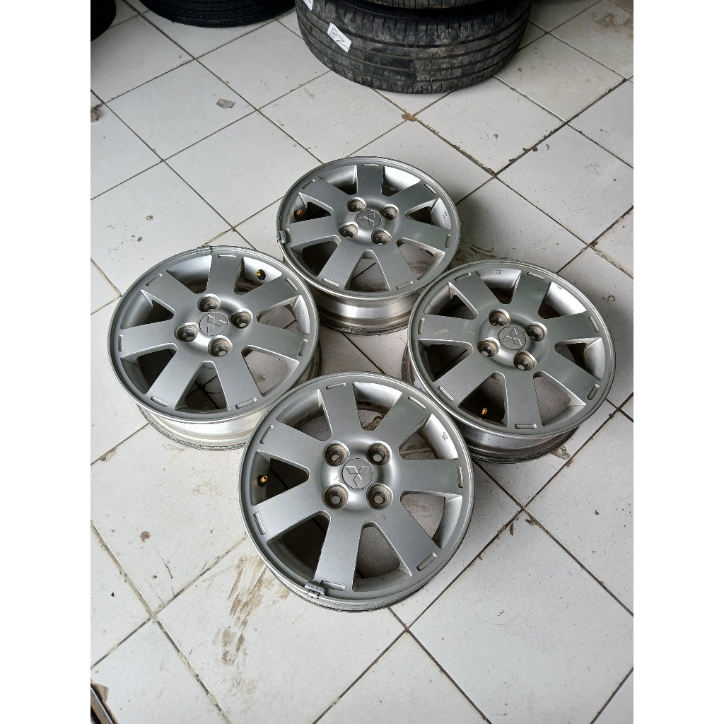 VELG MOBIL BEKAS MITSUBISHI MIRAGE R14X5 4X100 ET 46 SILVER