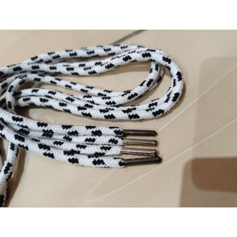 tali hoodie tali kolor jogger ujung besi motif putih hitam