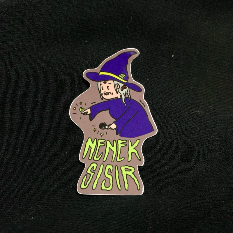 

Sticker Nenek Sisir Lucu - Sticker Vinyl Cocok Buat HP, Laptop, Botol, Journal