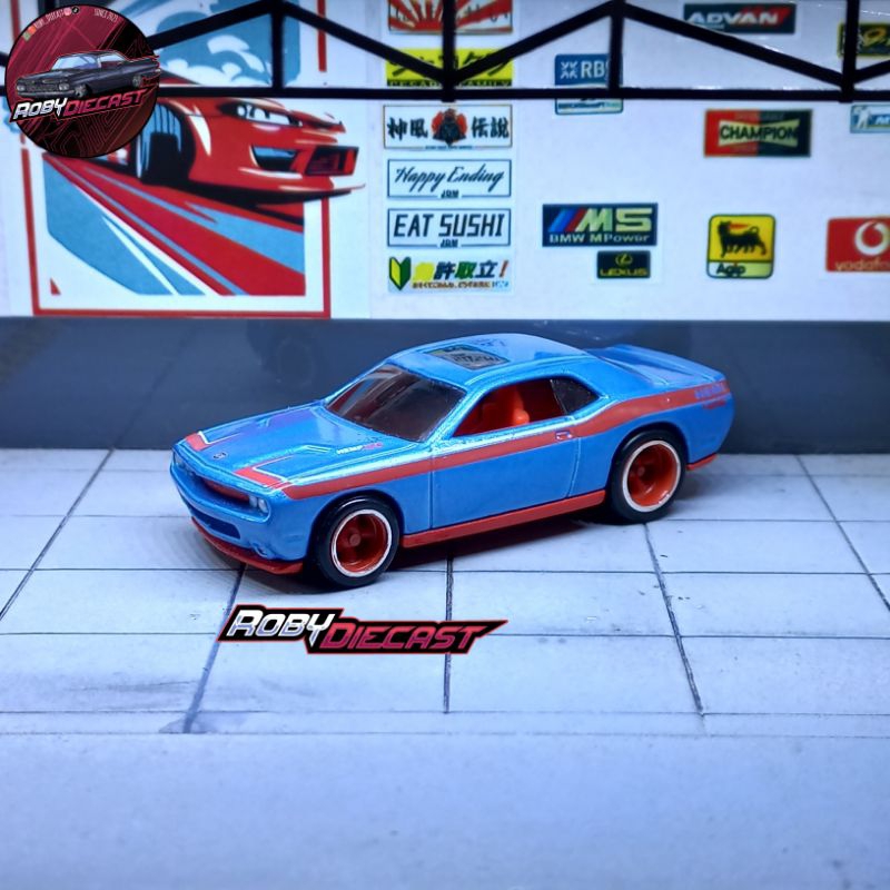 Hot Wheels Mopar Garage 2008 Dodge Challenger SRT8