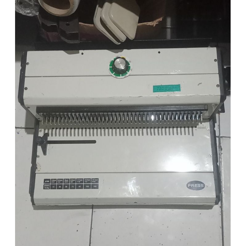 

mesin jilid spiral kawat lubang bulat kecil F4 seken mulus normal siap pakai