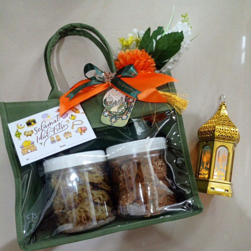 

Hampers kue kering lebaran Arabia (lengkap dengan tas cantik dan sajadah) BISA KIRIM LUAR KOTA AMAN