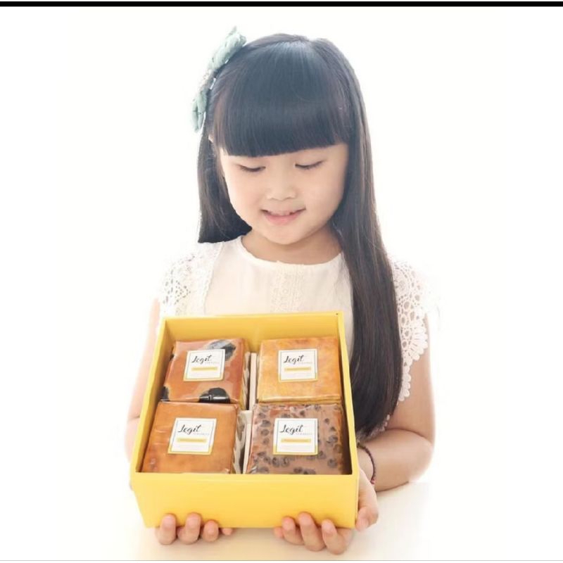 

legit Surabaya / lapis legit surabaya 4 rasa prince (dapat 7,5*7,5 sebanyak 4) oleh oleh khas surabaya