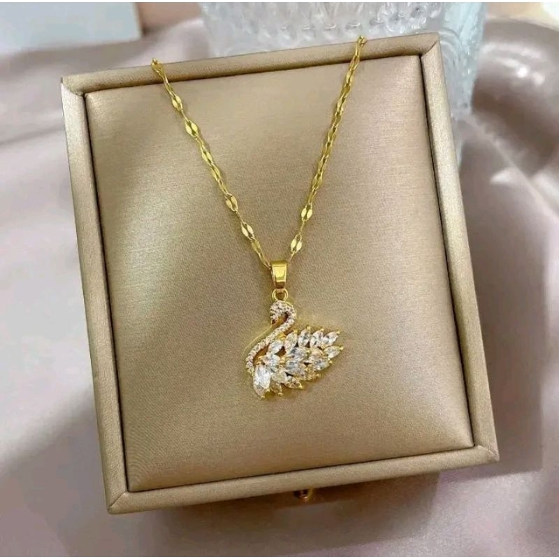 Kalung titanium fashion wanita motif angsa warna putih