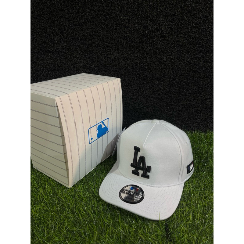 Logo LA Hitam Bahan Putih Topi Premium MLB