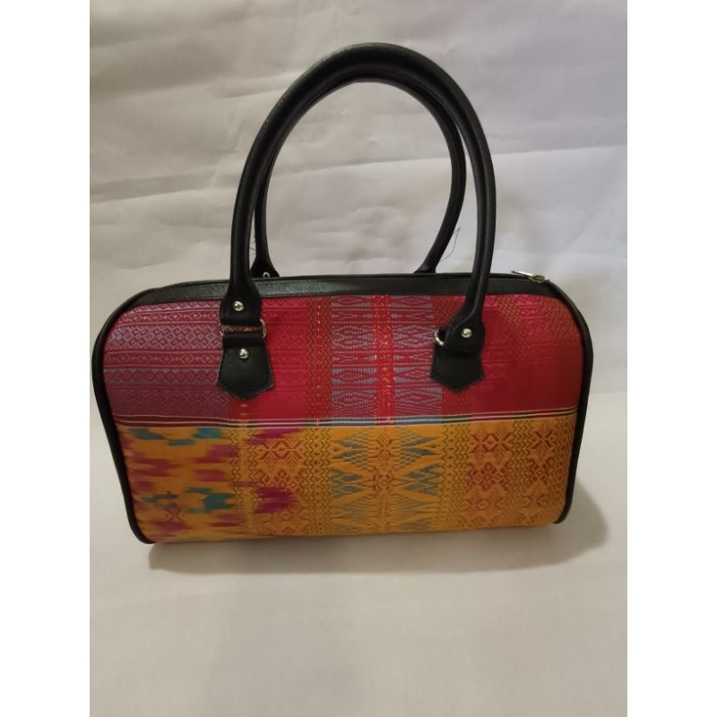 Tas pesta wanita  bahan ulos