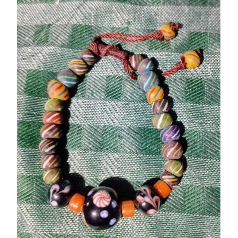 gelang khas dayak batu manik