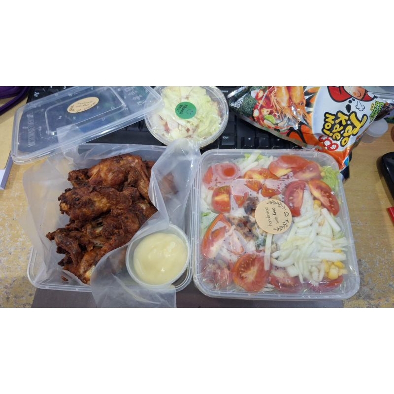 

SET 10 CHICKEN WINGS + CHICKEN SALAD BOX + acar sayur + juice + nori