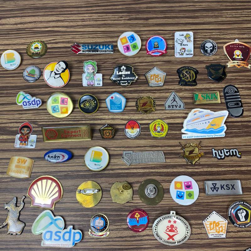 Custom Pin Printing Logo Bahan Kuningan Stainless Aluminium Lapis Resin Pengait Peniti Magnet Paku T