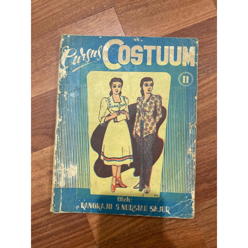 

Buku Penuntun buat beladjar sendiri dalam hal menggunting dan menjahit pakaian - CURSUS KOSTUUM II