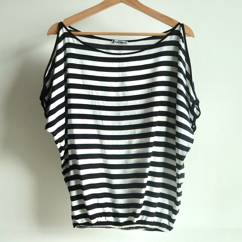 Preloved Atasan wanita bergaris model bahu bolong / Baju babol garis hitam putih (All size)