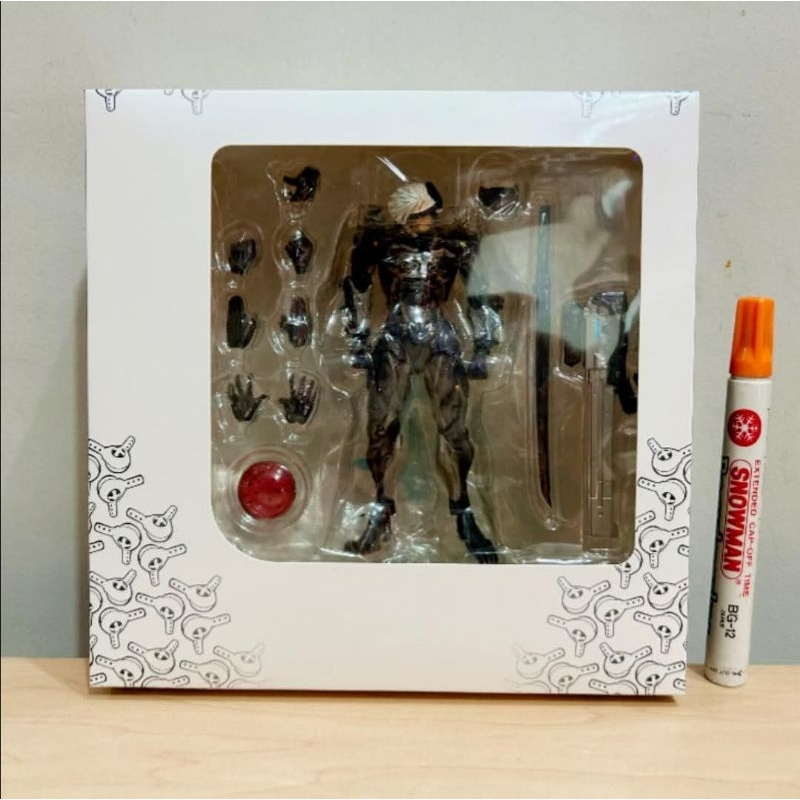 mainan action figureKaiyodo Revoltech Yamaguchi No. 140 Raiden action figure from the video game Met