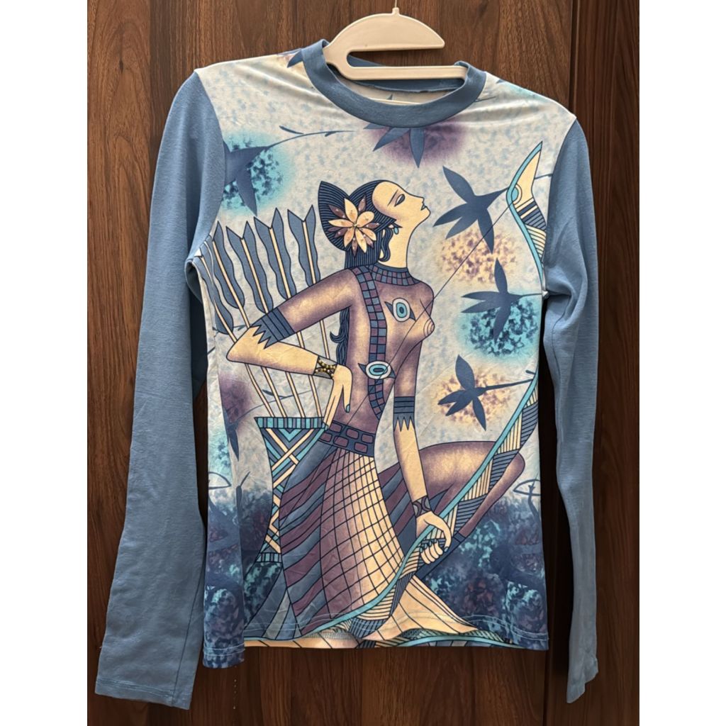PRELOVED BLOUSE PRESS BODY BLUE / ATASAN BIRU / Kaos Lengan Panjang Motif Wanita Etnik Bunga dan Mon