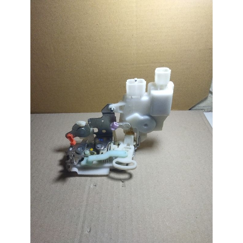 Door Lock/Pembukak Tutup Pintu Supir Bagian Kanan(RH) Mobil Nissan Datsun go Original.