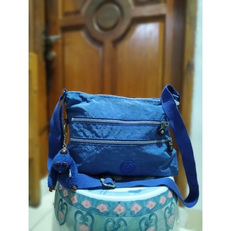 Tas selempang kipling biru