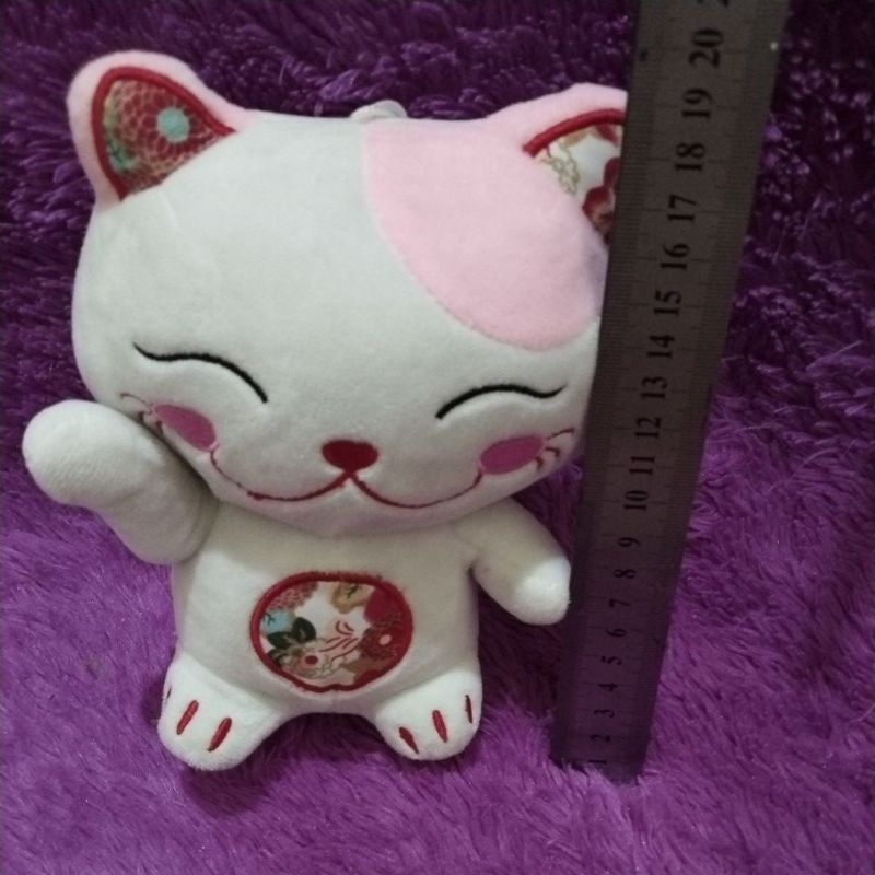 boneka kucing hoki ngambek