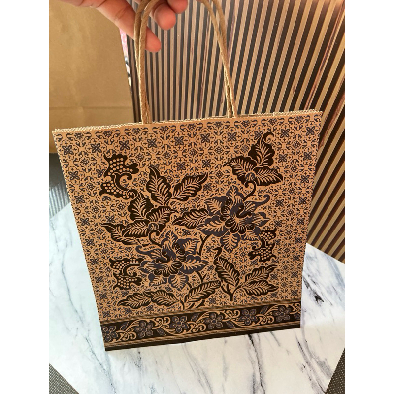 

(1 Pcs) Paper Bag Okky Motif Batik ukuran 24X22X8cm