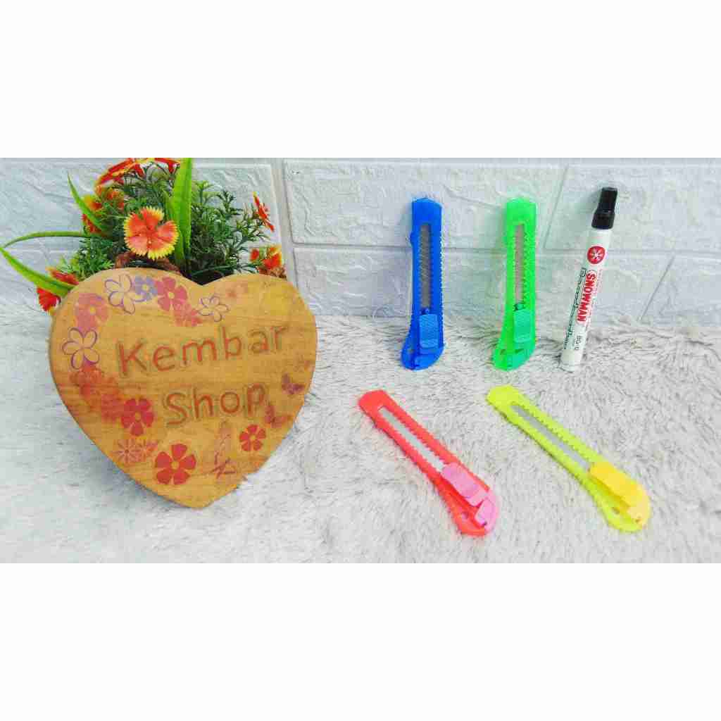 

SUNWELL CUTTER BESAR DAN KECIL [ECER 1PCS] Pemotong Kertas Pisau Cutter Plastik Aneka Warna