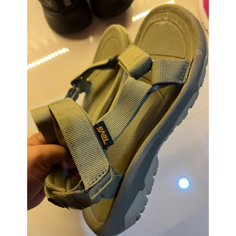 Sandal gunung Teva