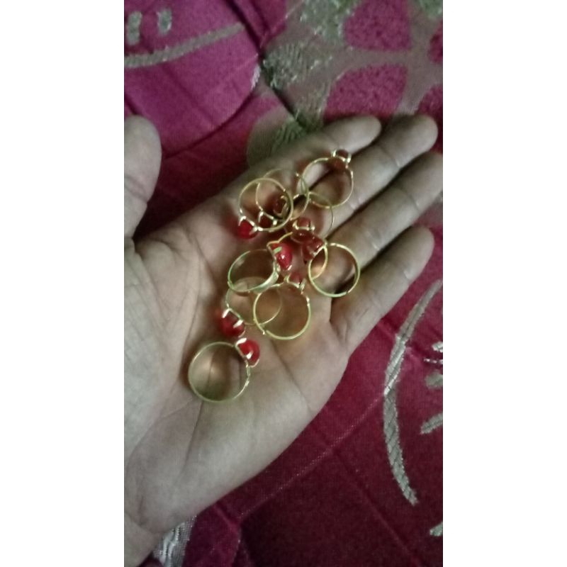 cincin koin mata merah