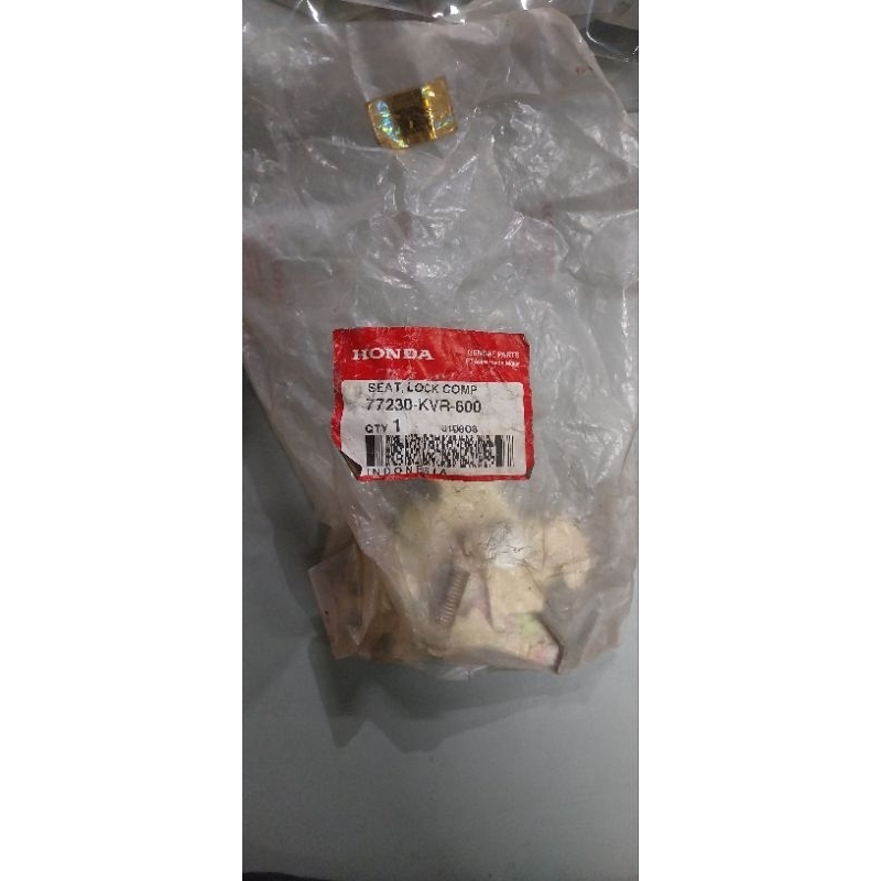 Seat lock comp atau Engsel kunci jok untuk motor Revo 100 Carbu 77230KVR600