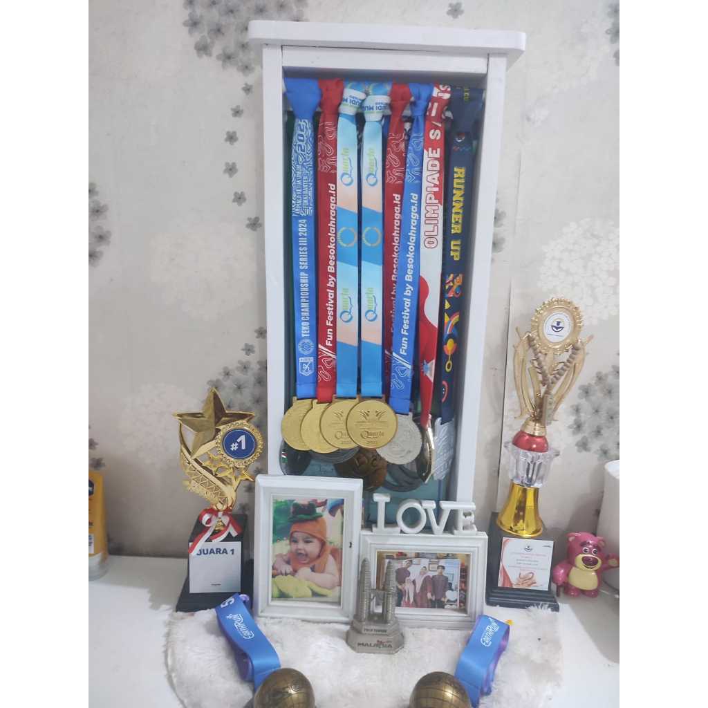 Lemari Gantung Pajangan Medali Kayu Jati Belanda  Uk 30 cm x 8 cm x 55 cm (Tanpa Kaca)