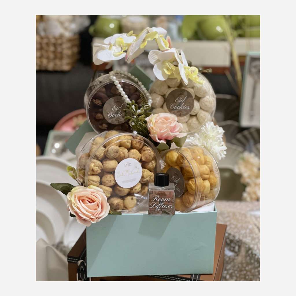 

Rihanat Parsel kue kering cantik hampers sajadah by Maxwell Flowers