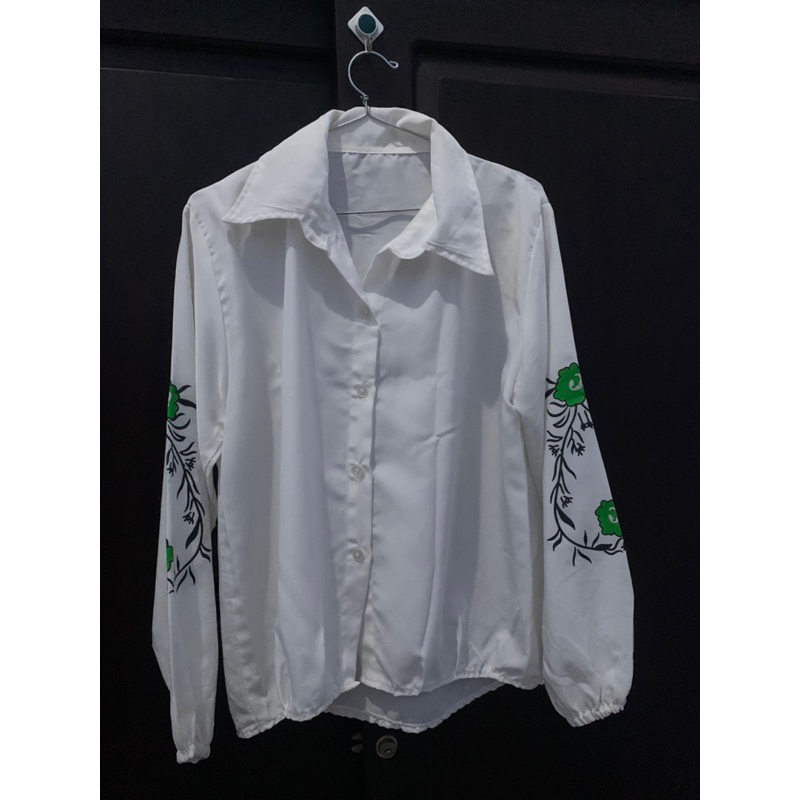 Kemeja blouse putih lengan motif bunga