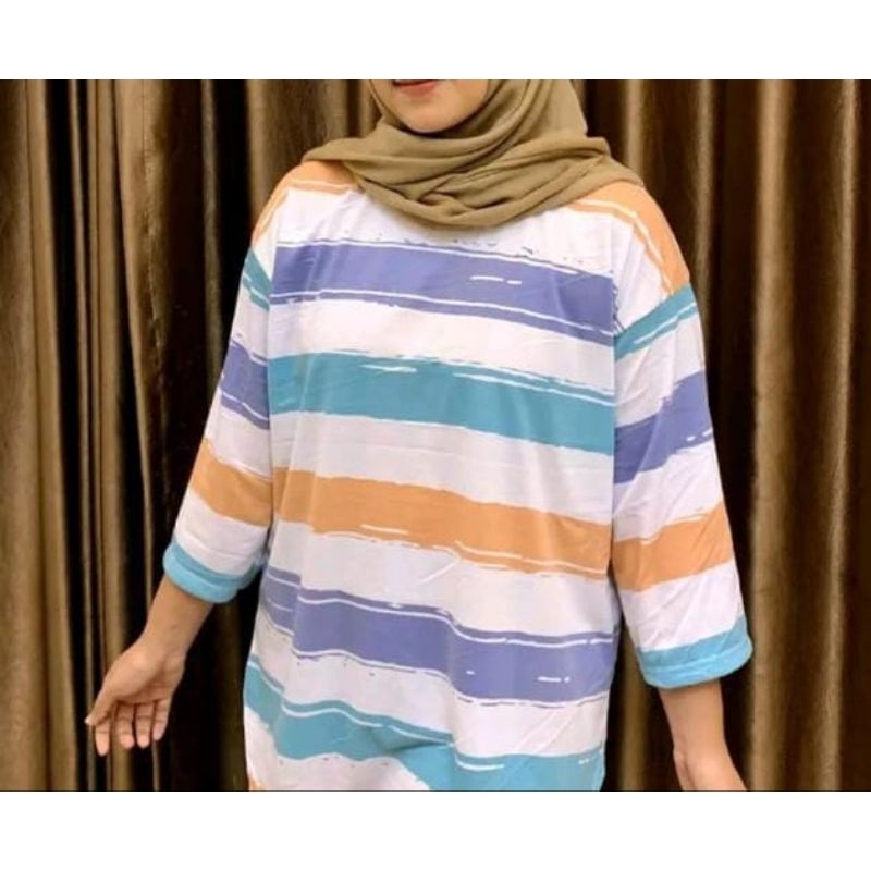 kaos oversize UNIQLO