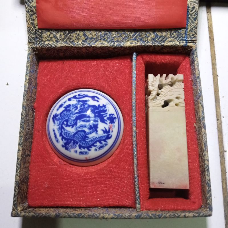 

Stempel Jadul Batu Jade China Dengan Tinta Tanah Merah Tradisional