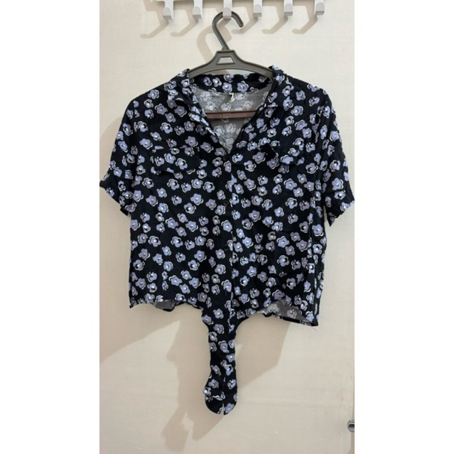 Colorbox Kemeja Hitam Bunga Biru Crop