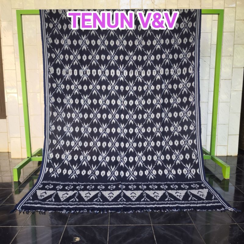 Kain Tenun Halusan Motif Kembangan Navy (Kode VV 1010)
