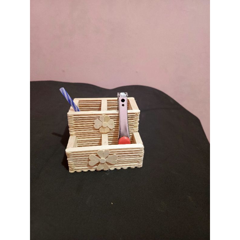 

Tempat/Wadah perlengkapan sekolah TEMPAT PENSIL kerajinan dari stik es krim