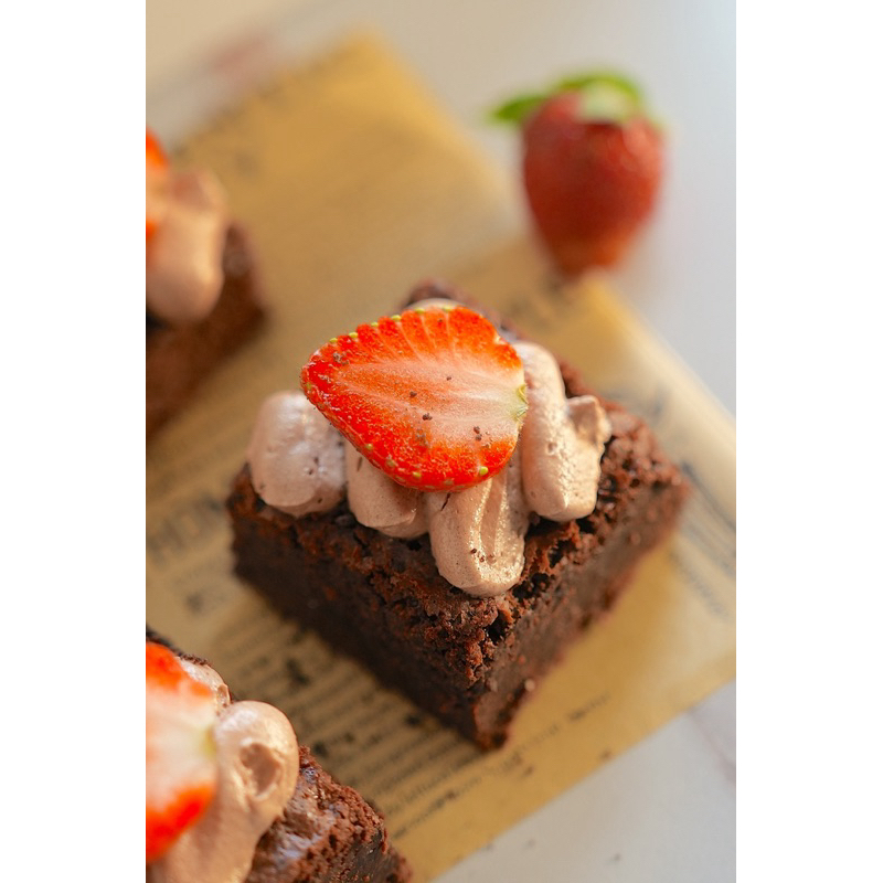 

FUDGY BROWNIES STRAWBERRY CHOCOLATE