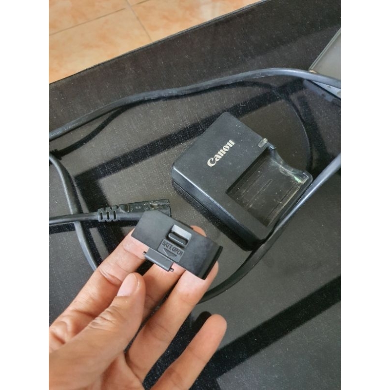 charger dan ttup batre canon 1000D