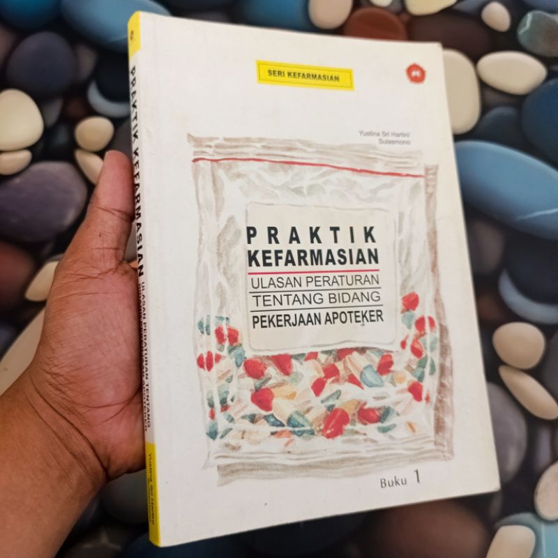 (ORI) buku praktik kefarmasian ulasan peraturan tentang bidang pekerjaan apoteker